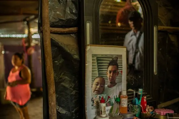 Socorro Jurídico Humanitario (SJH): Ha documentado más de 430 muertes bajo custodia estatal, y ha presentado sus hallazgos ante la Corte Penal Internacional para una eventual investigación por crímenes de lesa humanidad. Cristosal: Reportó la muerte de 261 personas adultas y 4 menores entre 2022 y julio de 2024, dejando a 176 niños en orfandad.