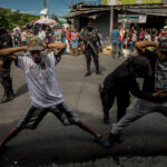 La discrepancia entre los datos de delincuencia difundidos por el gobierno de El Salvador y los reportes de la sociedad civil y medios independientes es un tema de creciente controversia, marcado por la opacidad y la reserva oficial sobre información crítica. Esta situación se ha agudizado bajo el régimen de excepción implementado desde 2022, que ha restringido severamente el acceso a datos verificables sobre delitos y violencia, dificultando el escrutinio externo y alimentando sospechas sobre manipulación con fines políticos.