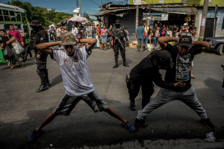 La discrepancia entre los datos de delincuencia difundidos por el gobierno de El Salvador y los reportes de la sociedad civil y medios independientes es un tema de creciente controversia, marcado por la opacidad y la reserva oficial sobre información crítica. Esta situación se ha agudizado bajo el régimen de excepción implementado desde 2022, que ha restringido severamente el acceso a datos verificables sobre delitos y violencia, dificultando el escrutinio externo y alimentando sospechas sobre manipulación con fines políticos.