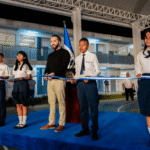 La promesa de Bukele de las 5,150 escuelas se ha convertido en un símbolo de la brecha entre la ambición gubernamental y la lenta realidad burocrática y de construcción en El Salvador. La gran mayoría de los centros escolares del país aún esperan su turno en un proyecto que, según el ritmo actual, tardará décadas en completarse.