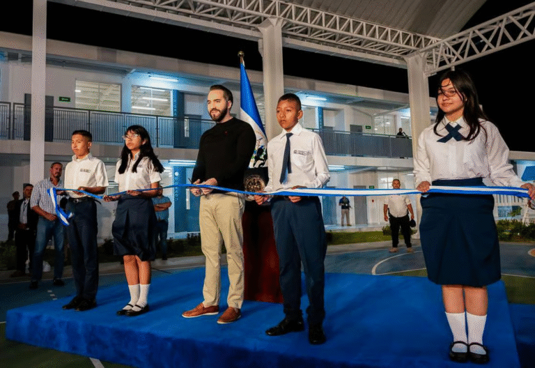 Bukele y las Escuelas: La Promesa que se Quedó en 70 de 5,150