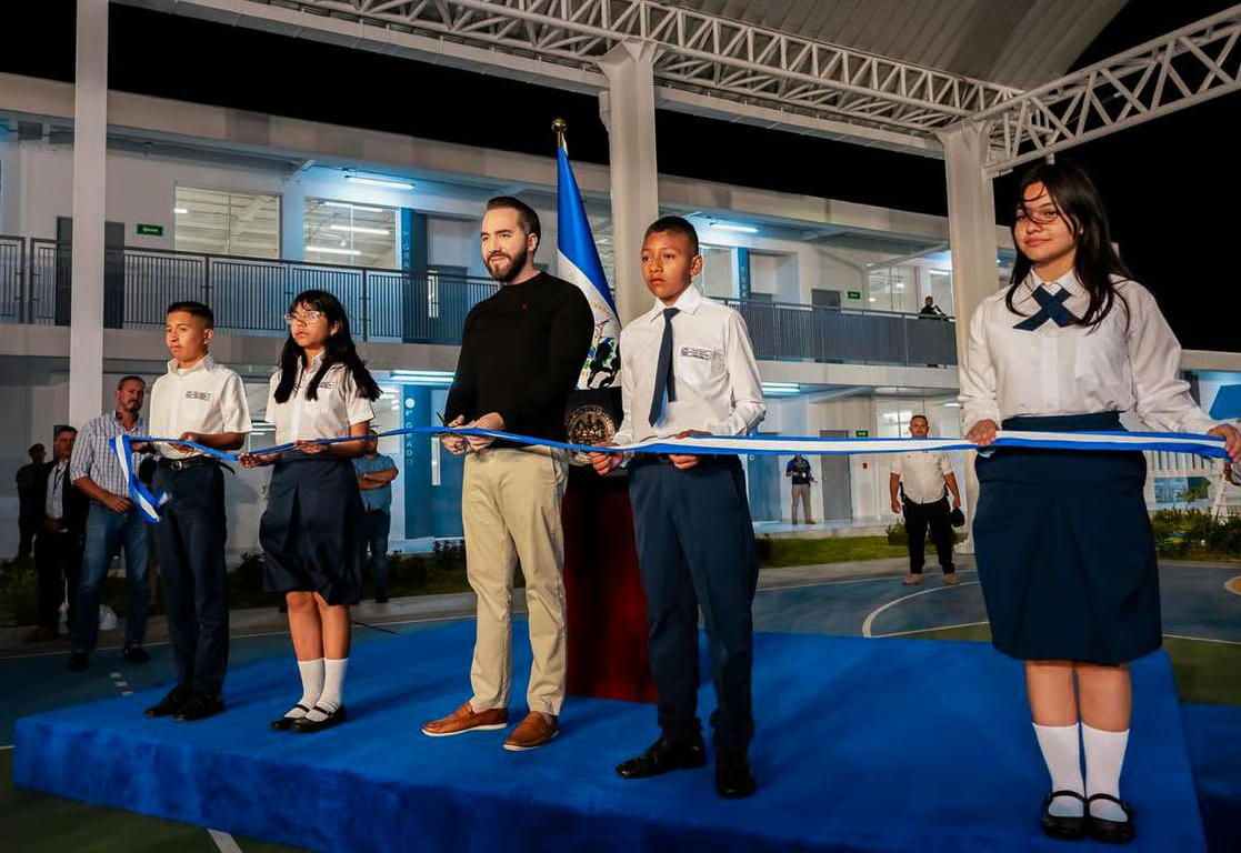 La promesa de Bukele de las 5,150 escuelas se ha convertido en un símbolo de la brecha entre la ambición gubernamental y la lenta realidad burocrática y de construcción en El Salvador. La gran mayoría de los centros escolares del país aún esperan su turno en un proyecto que, según el ritmo actual, tardará décadas en completarse.