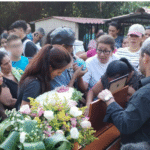 La muerte de Jessica Solís en un lugar tan simbólico como el Centro Histórico , un área promovida como un bastión de la nueva seguridad, resquebraja el discurso de control total y subraya la vulnerabilidad del ciudadano ante la portación de armas de guerra por parte del personal de seguridad en las calles.