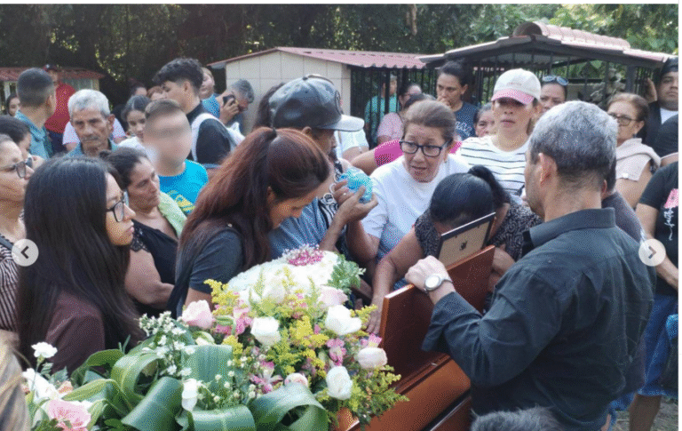 La muerte de Jessica Solís en un lugar tan simbólico como el Centro Histórico , un área promovida como un bastión de la nueva seguridad, resquebraja el discurso de control total y subraya la vulnerabilidad del ciudadano ante la portación de armas de guerra por parte del personal de seguridad en las calles.