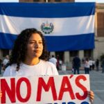 Entre 2019 y 2025, en El Salvador al menos 646 mujeres han sido asesinadas en contextos de violencia feminicida, la mayoría a manos de parejas, exparejas o familiares dentro de sus propios hogares. En un país presentado como “más seguro” por la caída general de homicidios, estos crímenes se concentran en el ámbito íntimo y se investigan con escasa transparencia estatal, obligando a organizaciones como Ormusa y a las familias de las víctimas a reconstruir las cifras y pelear casi solas contra la impunidad.
