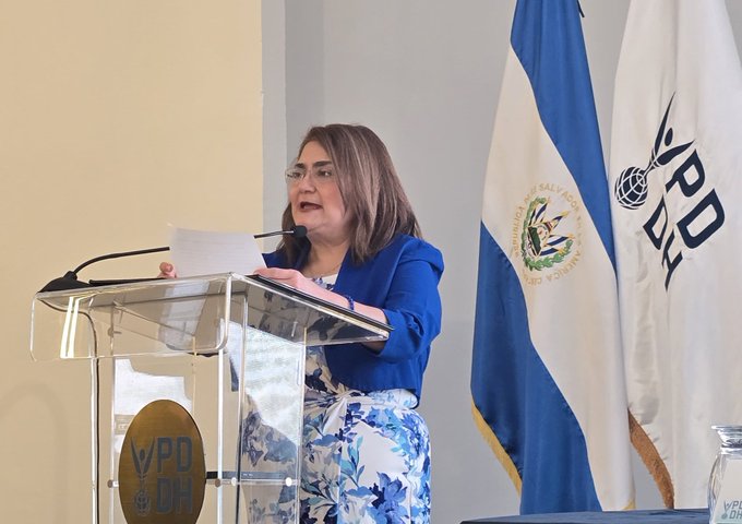 La actual titular de la Procuraduría para la Defensa de los Derechos Humanos (PDDH), Raquel Caballero de Guevara, está envuelta en una fuerte polémica debido a su aparente alineamiento con el gobierno, en medio de graves denuncias de abusos cometidos bajo el régimen de excepción.​