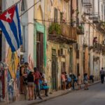 Embargo e ineficiencia interna no actúan por separado; se potencian. La rigidez del modelo económico hace que los efectos de las sanciones sean más destructivos, porque el país llega a la crisis sin suficientes reservas productivas, sin diversificación y sin un sector privado capaz de amortiguar el golpe. Al mismo tiempo, el embargo sirve al gobierno como argumento permanente para explicar los fracasos y posponer reformas profundas, mientras voces críticas dentro y fuera de la isla señalan que la gestión interna ha desperdiciado oportunidades incluso en los períodos de mayor apertura.