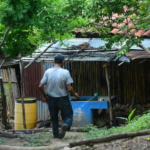 El "milagro" de la seguridad no se traduce en prosperidad económica, pues el país registra las peores proyecciones de PIB en la región y la canasta básica se vuelve inalcanzable para miles de familias.