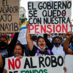 La deuda pública total, incluyendo pensiones, ronda los 33 mil millones de dólares, es decir más del 90% del PIB, uno de los niveles más altos de la región. Solo entre 2024 y 2025, el endeudamiento aumentó más de 1,600 millones de dólares, lo que significa que el gobierno sigue cubriendo gastos corrientes y obligaciones antiguas con deuda nueva. Un porcentaje importante de esta deuda paga intereses de entre 6% y más de 9%, encareciendo el servicio de la deuda y reduciendo el espacio para invertir en salud, educación e infraestructura.