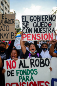 La deuda pública total, incluyendo pensiones, ronda los 33 mil millones de dólares, es decir más del 90% del PIB, uno de los niveles más altos de la región. Solo entre 2024 y 2025, el endeudamiento aumentó más de 1,600 millones de dólares, lo que significa que el gobierno sigue cubriendo gastos corrientes y obligaciones antiguas con deuda nueva. Un porcentaje importante de esta deuda paga intereses de entre 6% y más de 9%, encareciendo el servicio de la deuda y reduciendo el espacio para invertir en salud, educación e infraestructura.