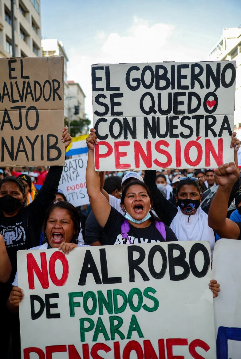 La deuda pública total, incluyendo pensiones, ronda los 33 mil millones de dólares, es decir más del 90% del PIB, uno de los niveles más altos de la región. Solo entre 2024 y 2025, el endeudamiento aumentó más de 1,600 millones de dólares, lo que significa que el gobierno sigue cubriendo gastos corrientes y obligaciones antiguas con deuda nueva. Un porcentaje importante de esta deuda paga intereses de entre 6% y más de 9%, encareciendo el servicio de la deuda y reduciendo el espacio para invertir en salud, educación e infraestructura.