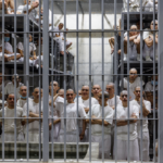 Informe 2026 acusa al régimen de excepción en El Salvador de posibles crímenes de lesa humanidad. El gobierno lo niega y defiende su modelo de seguridad.