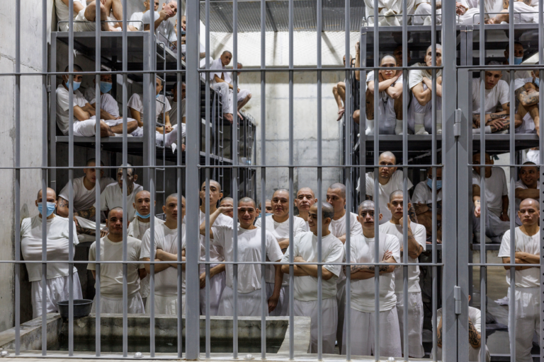 Informe 2026 acusa al régimen de excepción en El Salvador de posibles crímenes de lesa humanidad. El gobierno lo niega y defiende su modelo de seguridad.